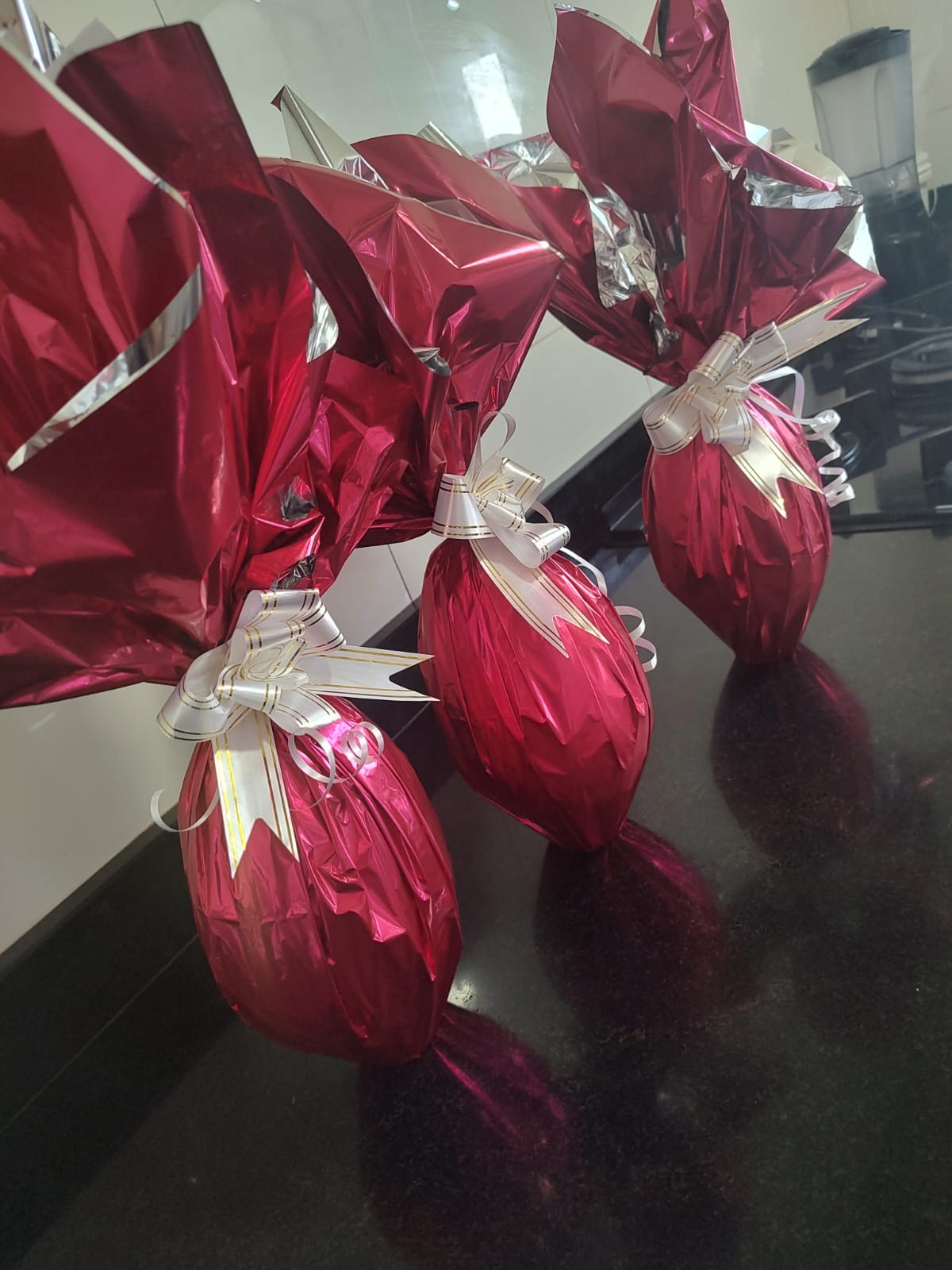 Ovos trufados embalados em papel vermelho elegante